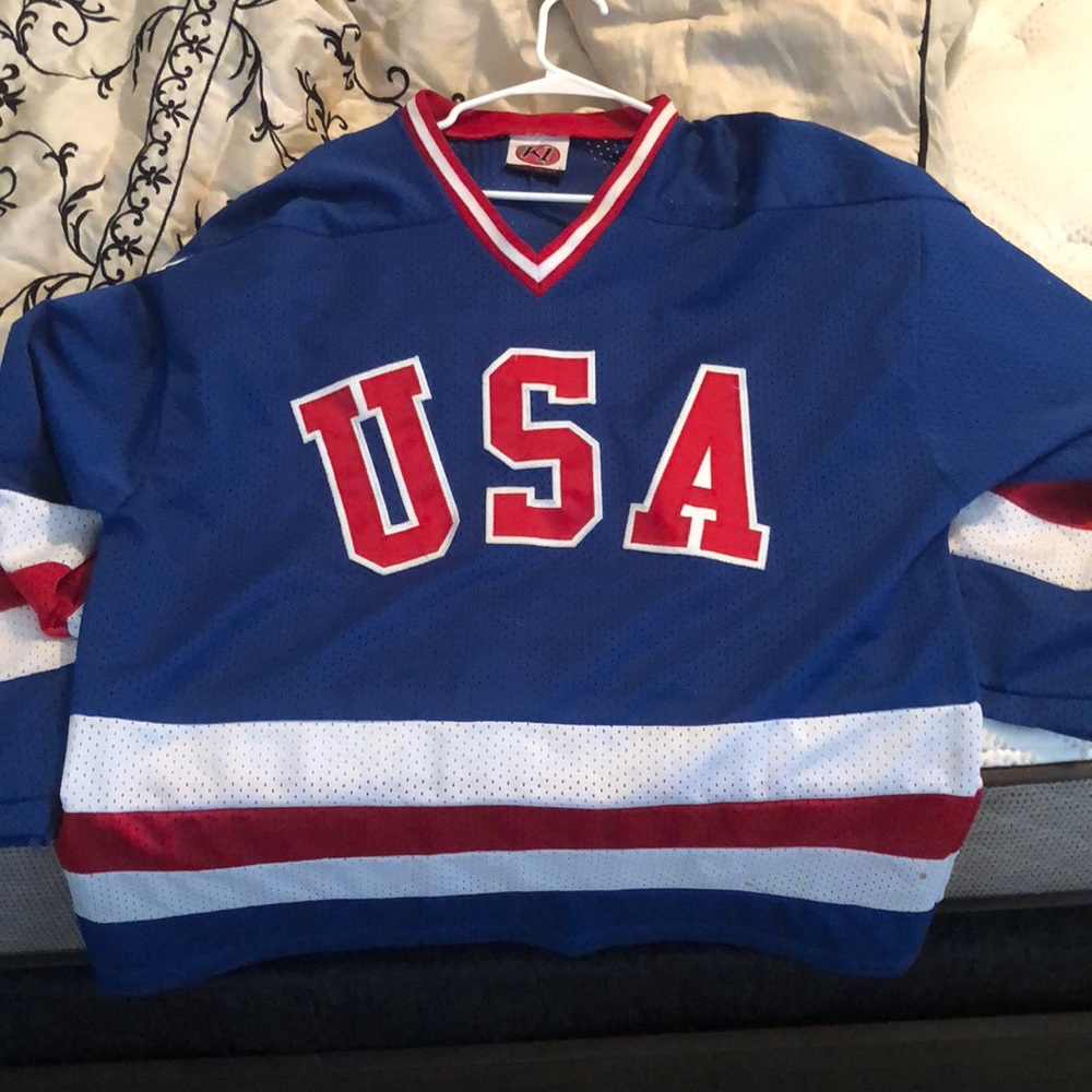 Men’s USA Johnson #10 hockey jersey
